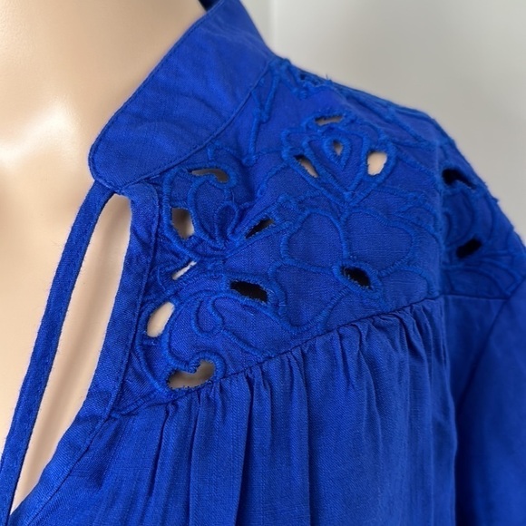 WOMEN'S SHORT SLEEVE V-NECK WOVEN EYELET TOP - KNOX ROSE BLUE - Picture 3 of 5